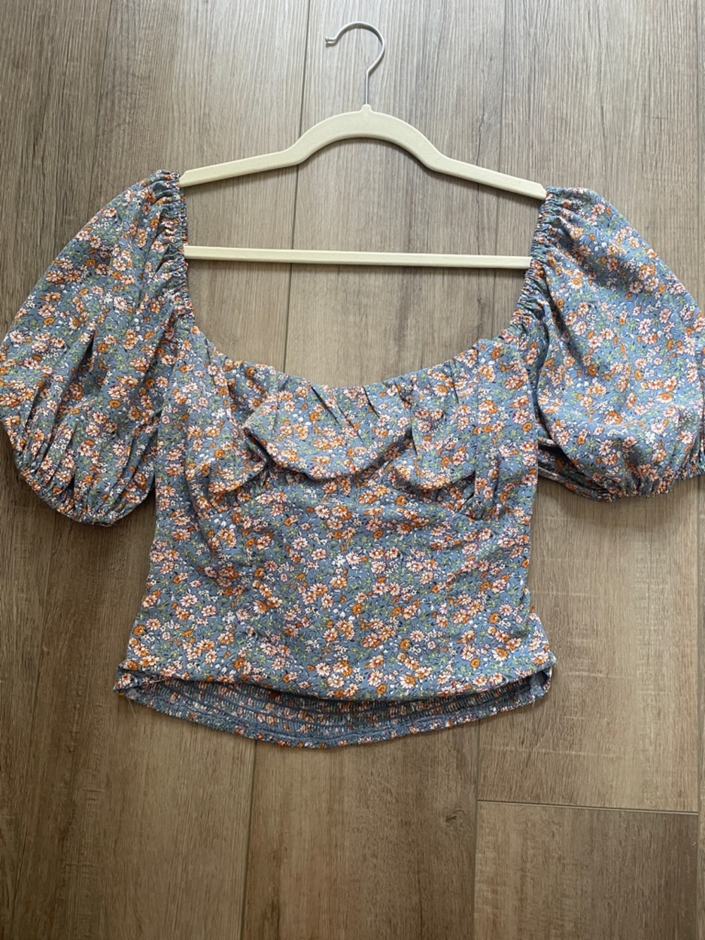 Astr Floral Puff-Sleeve Crop Top in Blue and Orange